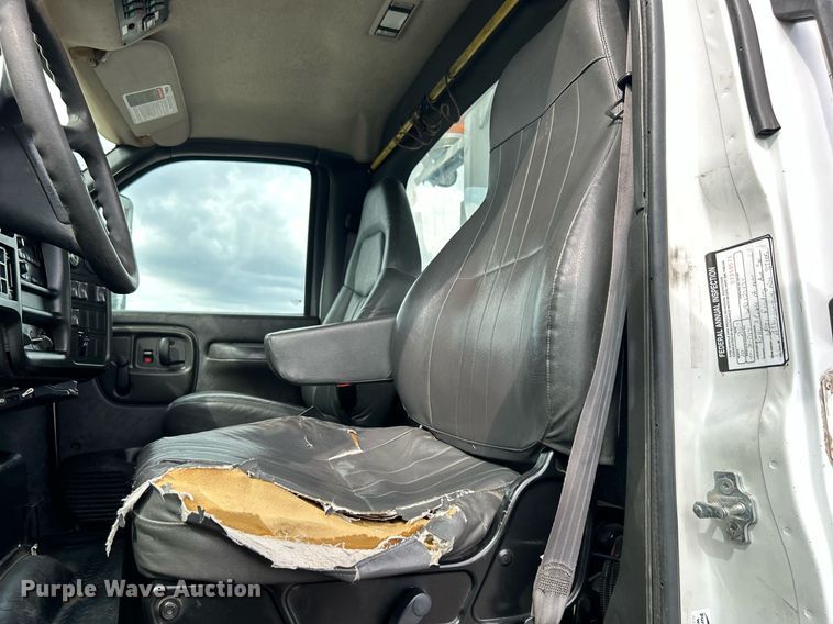 image for item LV9040 2007 GMC TC8C064  digger derrick truck