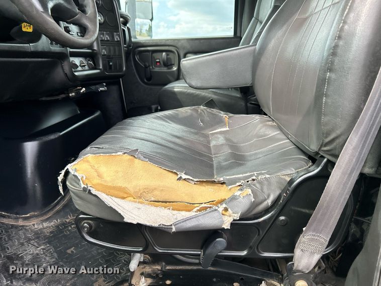 image for item LV9040 2007 GMC TC8C064  digger derrick truck