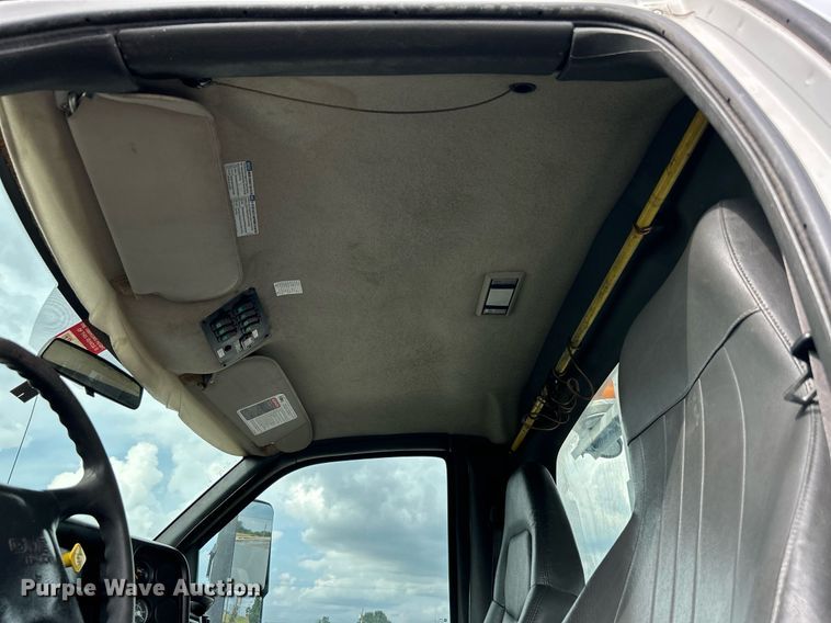 image for item LV9040 2007 GMC TC8C064  digger derrick truck