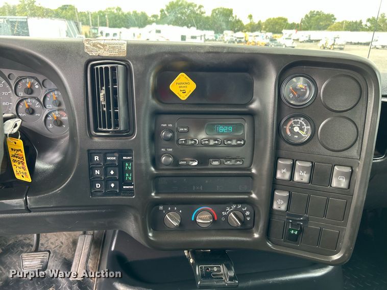 image for item LV9040 2007 GMC TC8C064  digger derrick truck