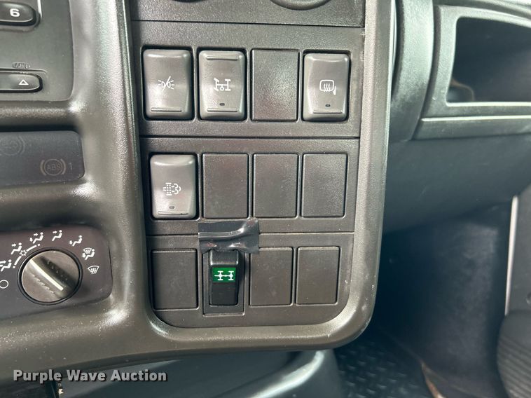 image for item LV9040 2007 GMC TC8C064  digger derrick truck