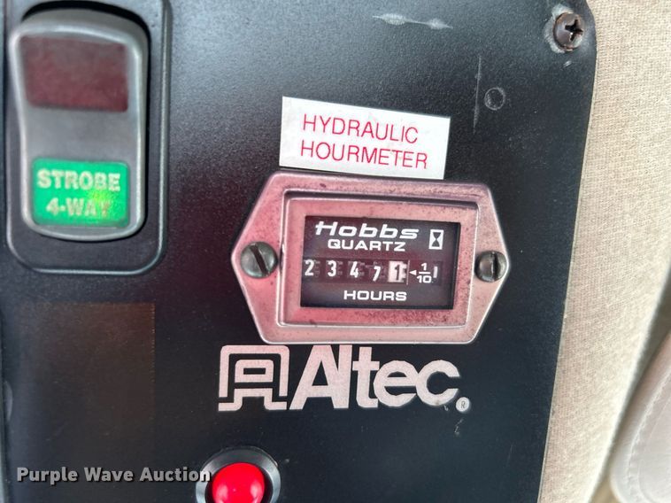 image for item LV9040 2007 GMC TC8C064  digger derrick truck