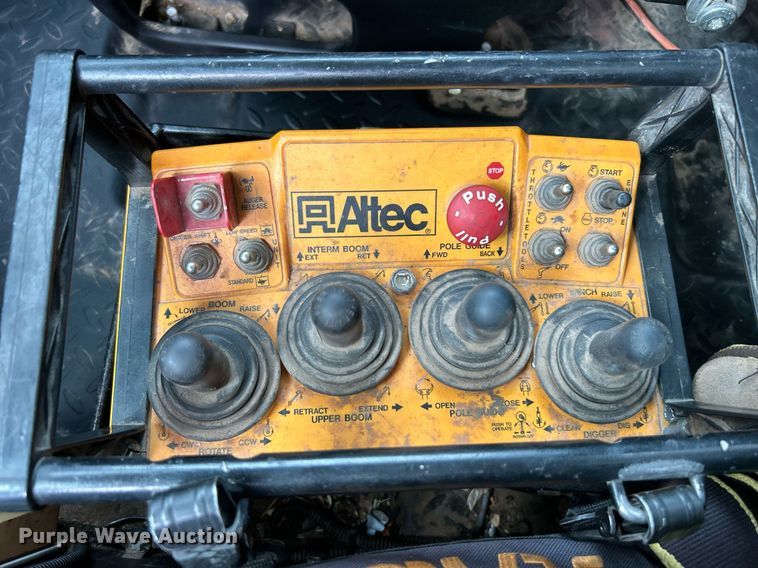 image for item LV9040 2007 GMC TC8C064  digger derrick truck