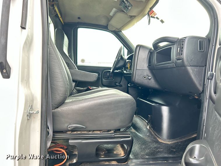 image for item LV9040 2007 GMC TC8C064  digger derrick truck