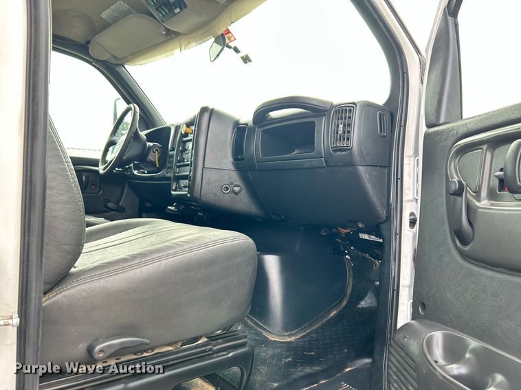 image for item LV9040 2007 GMC TC8C064  digger derrick truck