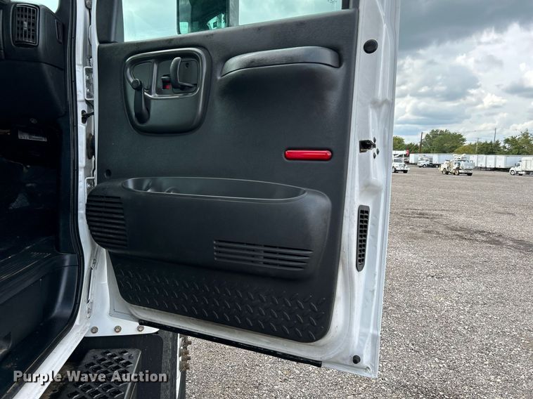 image for item LV9040 2007 GMC TC8C064  digger derrick truck