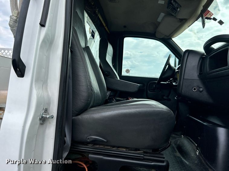 image for item LV9040 2007 GMC TC8C064  digger derrick truck