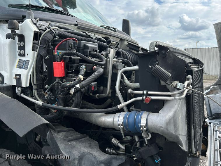 image for item LV9040 2007 GMC TC8C064  digger derrick truck