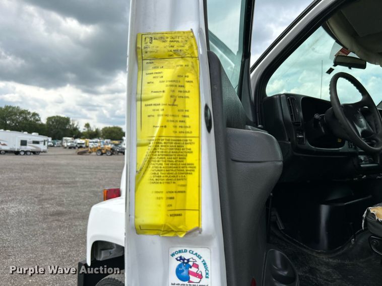 image for item LV9040 2007 GMC TC8C064  digger derrick truck