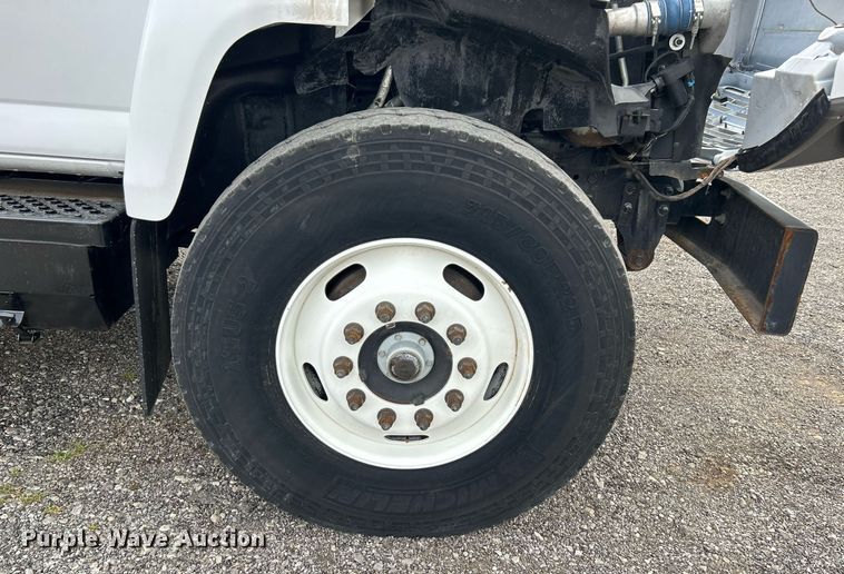 image for item LV9040 2007 GMC TC8C064  digger derrick truck