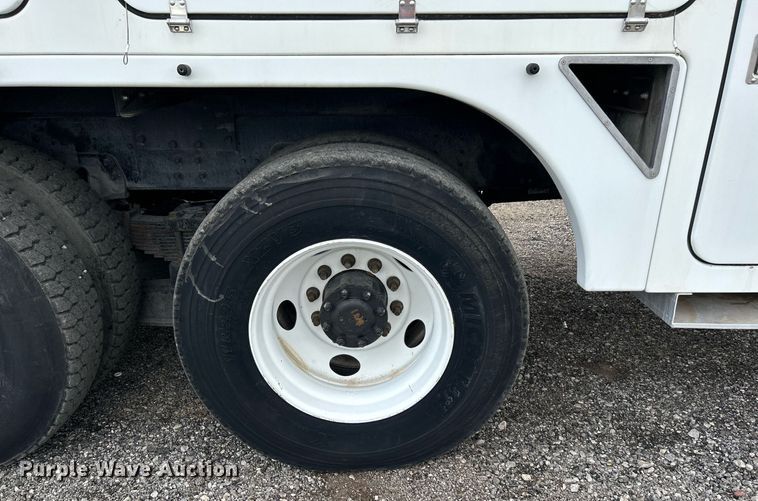 image for item LV9040 2007 GMC TC8C064  digger derrick truck