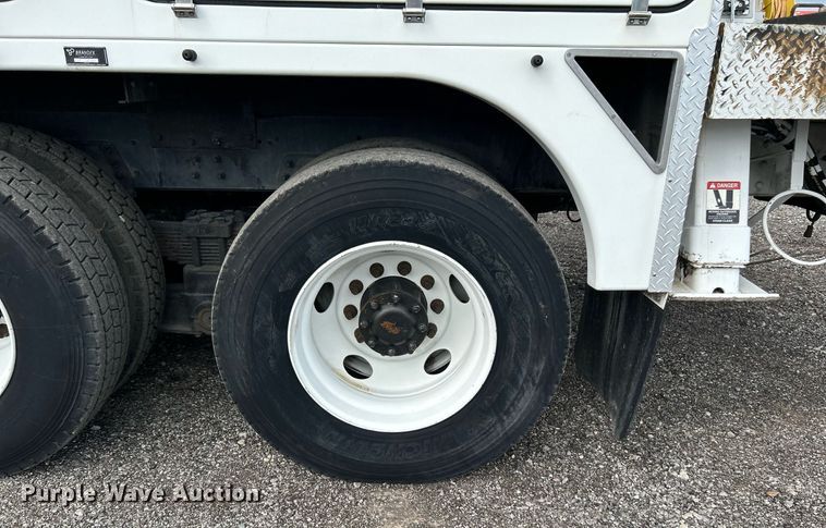 image for item LV9040 2007 GMC TC8C064  digger derrick truck