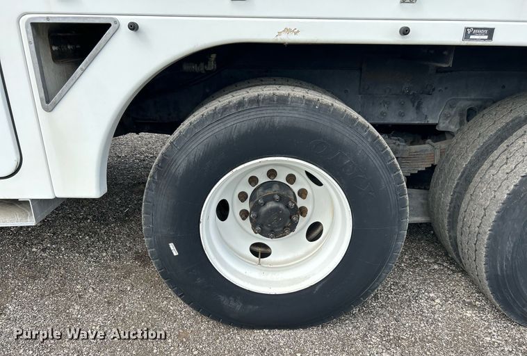 image for item LV9040 2007 GMC TC8C064  digger derrick truck