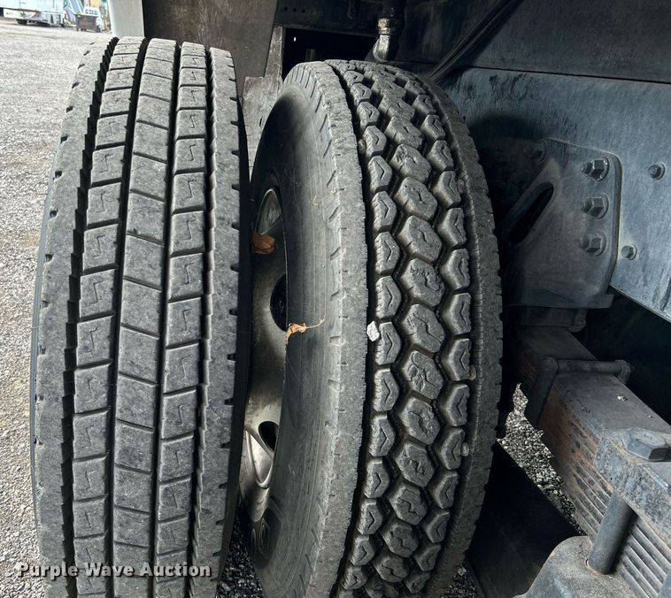 image for item LV9040 2007 GMC TC8C064  digger derrick truck