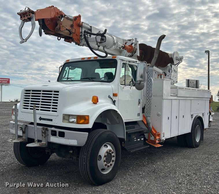 image for item LV9046 1998 International 4900  digger derrick truck