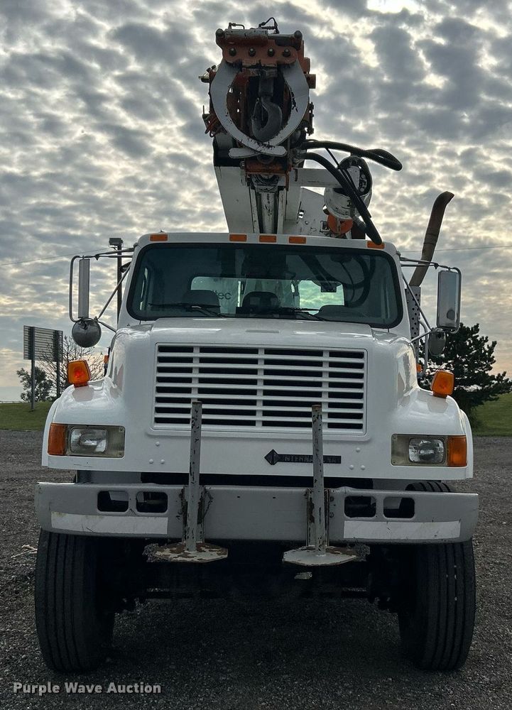 image for item LV9046 1998 International 4900  digger derrick truck