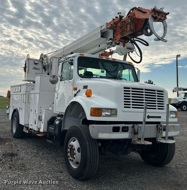 image for item LV9046 1998 International 4900  digger derrick truck