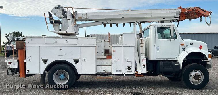 image for item LV9046 1998 International 4900  digger derrick truck