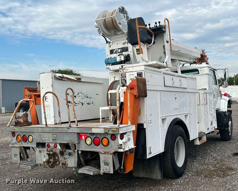 image for item LV9046 1998 International 4900  digger derrick truck