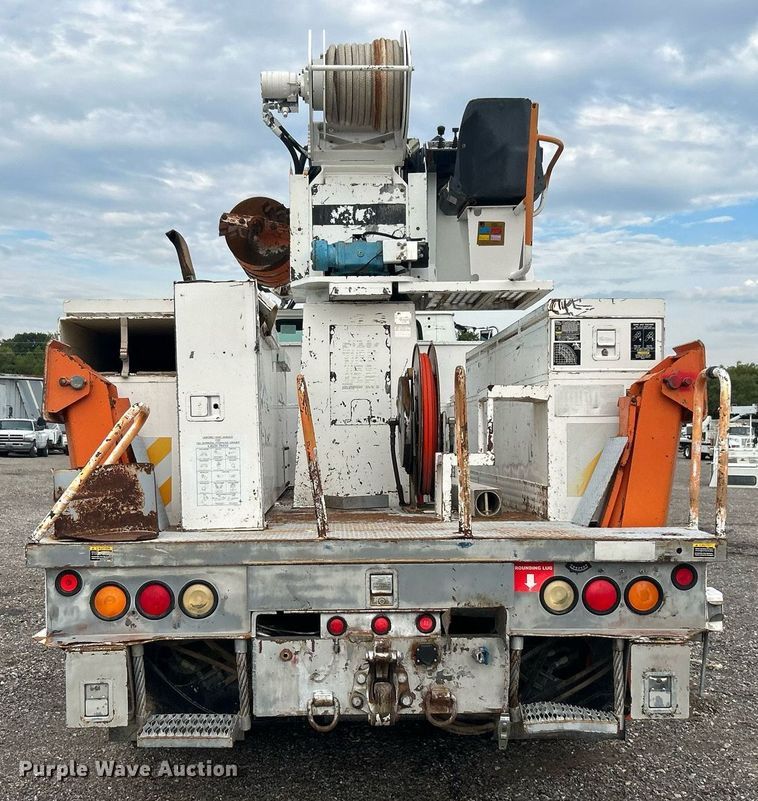 image for item LV9046 1998 International 4900  digger derrick truck