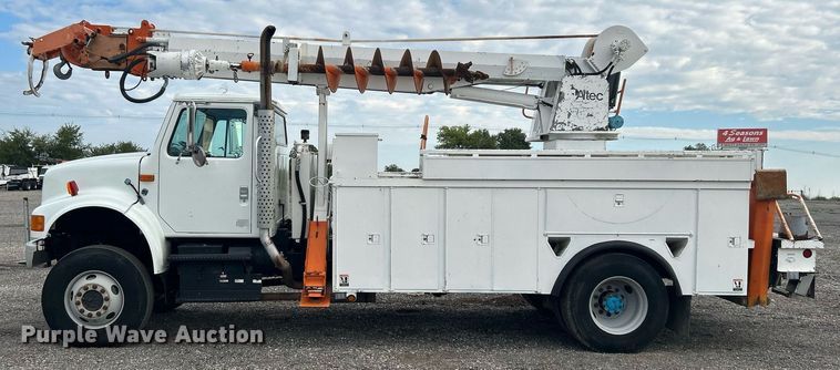 image for item LV9046 1998 International 4900  digger derrick truck