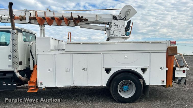 image for item LV9046 1998 International 4900  digger derrick truck
