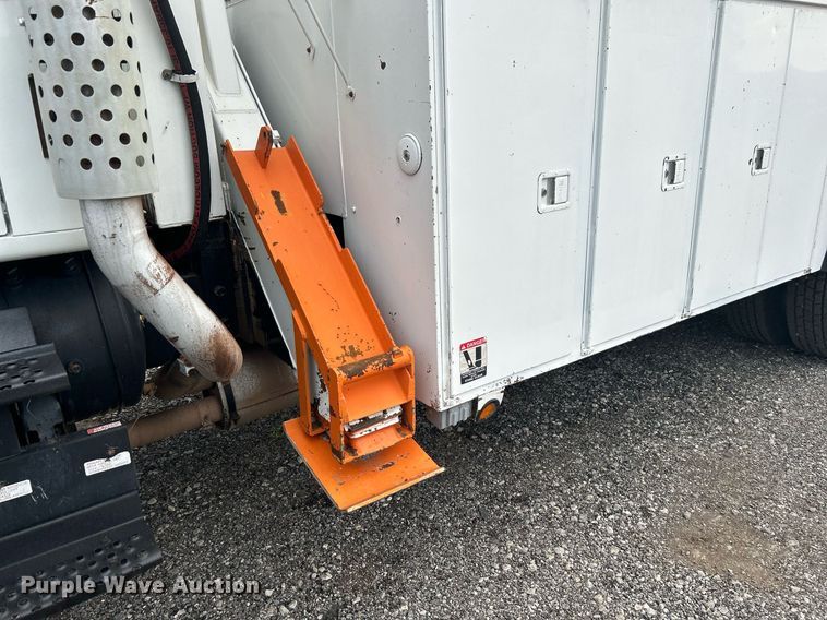 image for item LV9046 1998 International 4900  digger derrick truck