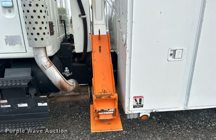 image for item LV9046 1998 International 4900  digger derrick truck