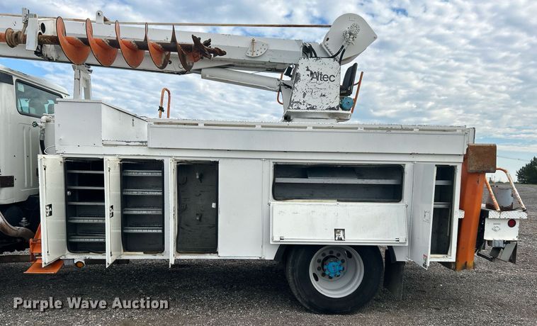 image for item LV9046 1998 International 4900  digger derrick truck