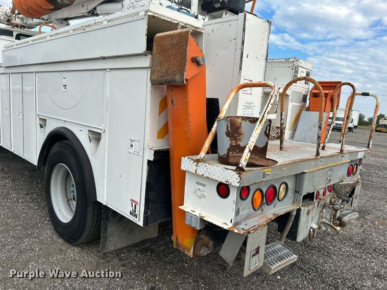 image for item LV9046 1998 International 4900  digger derrick truck