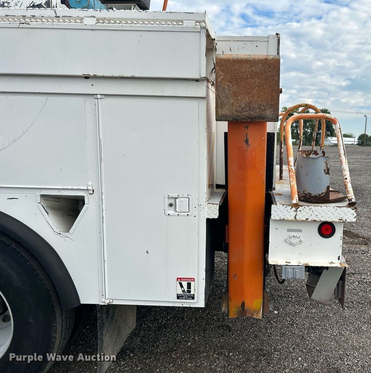 image for item LV9046 1998 International 4900  digger derrick truck