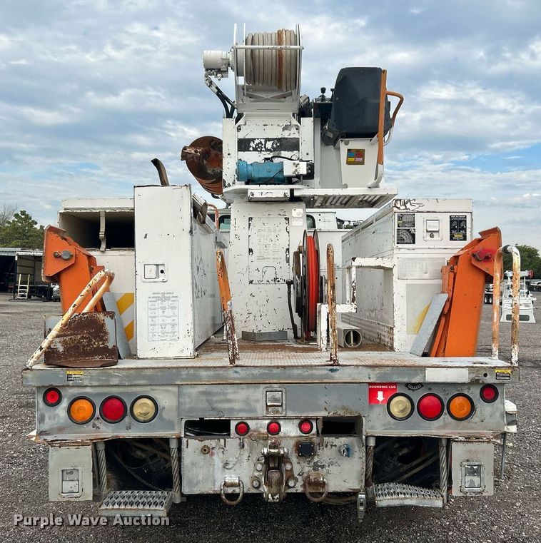 image for item LV9046 1998 International 4900  digger derrick truck