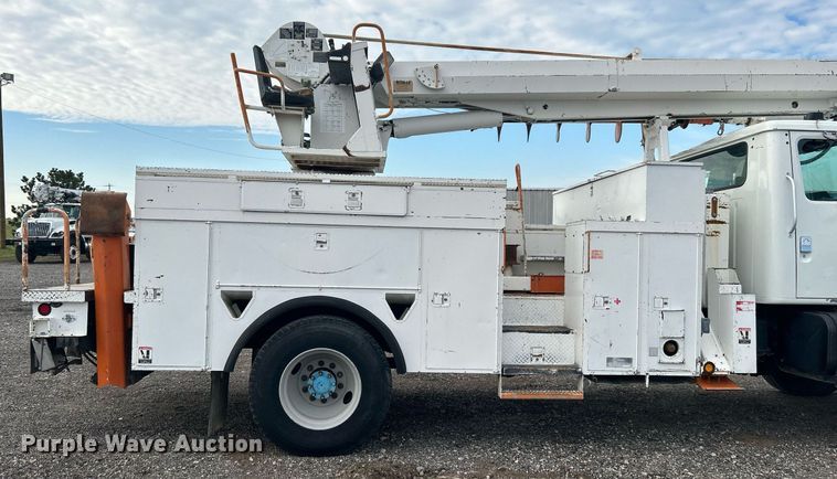 image for item LV9046 1998 International 4900  digger derrick truck