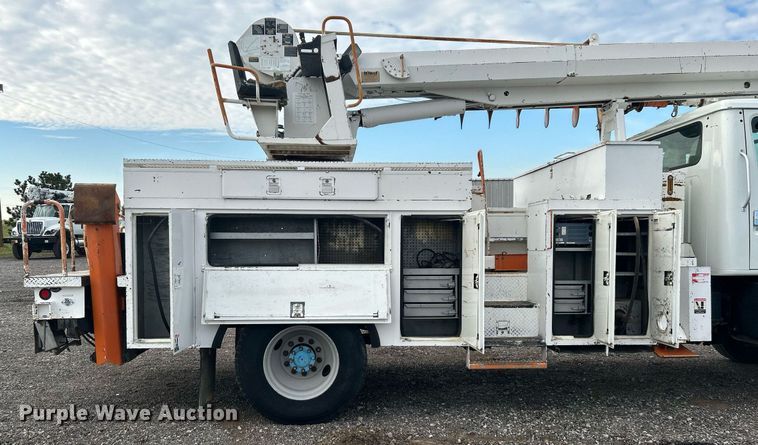 image for item LV9046 1998 International 4900  digger derrick truck