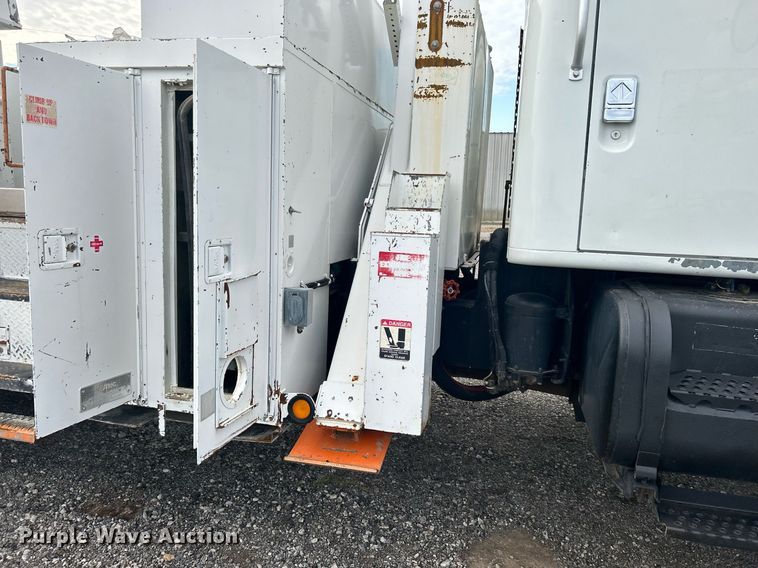 image for item LV9046 1998 International 4900  digger derrick truck