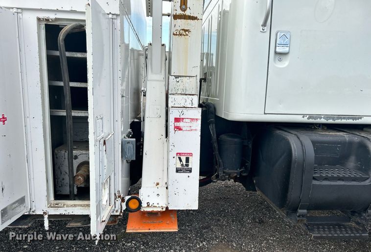 image for item LV9046 1998 International 4900  digger derrick truck