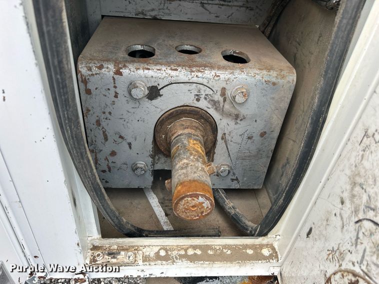 image for item LV9046 1998 International 4900  digger derrick truck