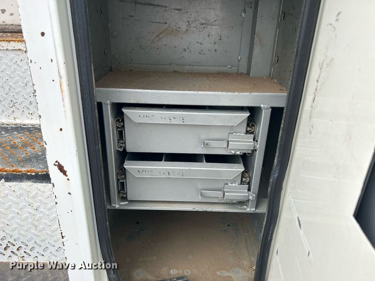 image for item LV9046 1998 International 4900  digger derrick truck