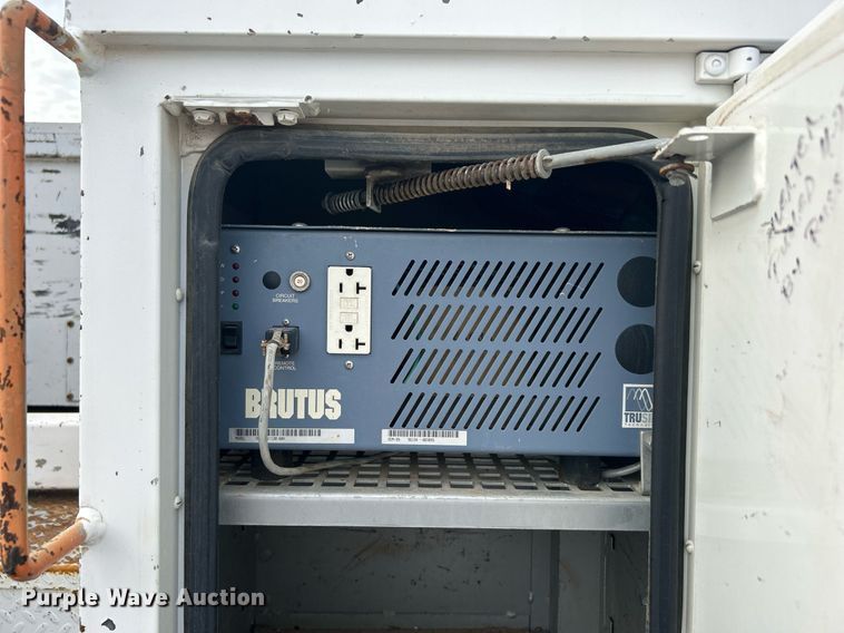 image for item LV9046 1998 International 4900  digger derrick truck