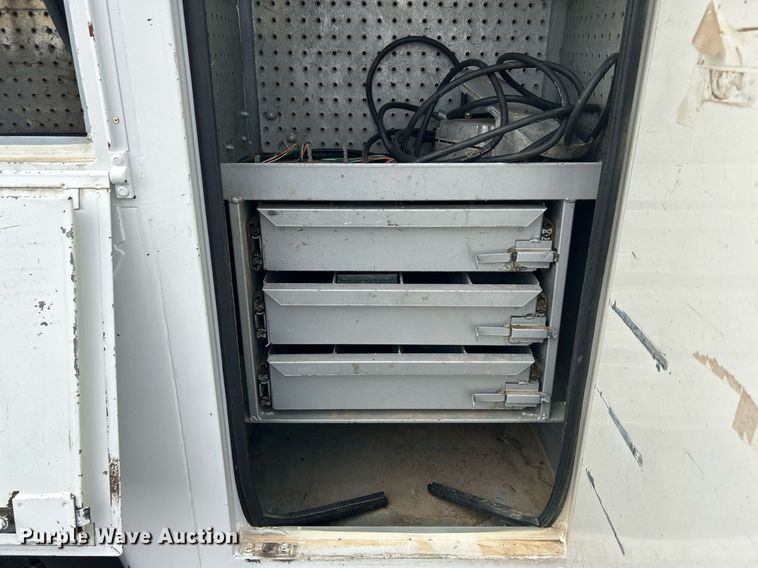 image for item LV9046 1998 International 4900  digger derrick truck