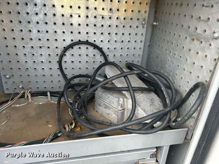 image for item LV9046 1998 International 4900  digger derrick truck