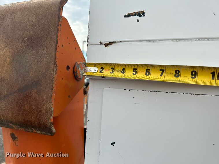 image for item LV9046 1998 International 4900  digger derrick truck