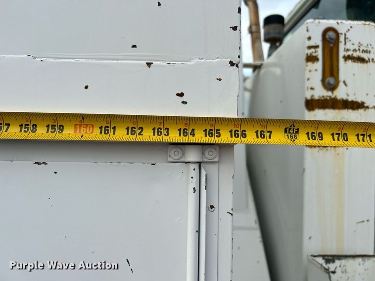 image for item LV9046 1998 International 4900  digger derrick truck