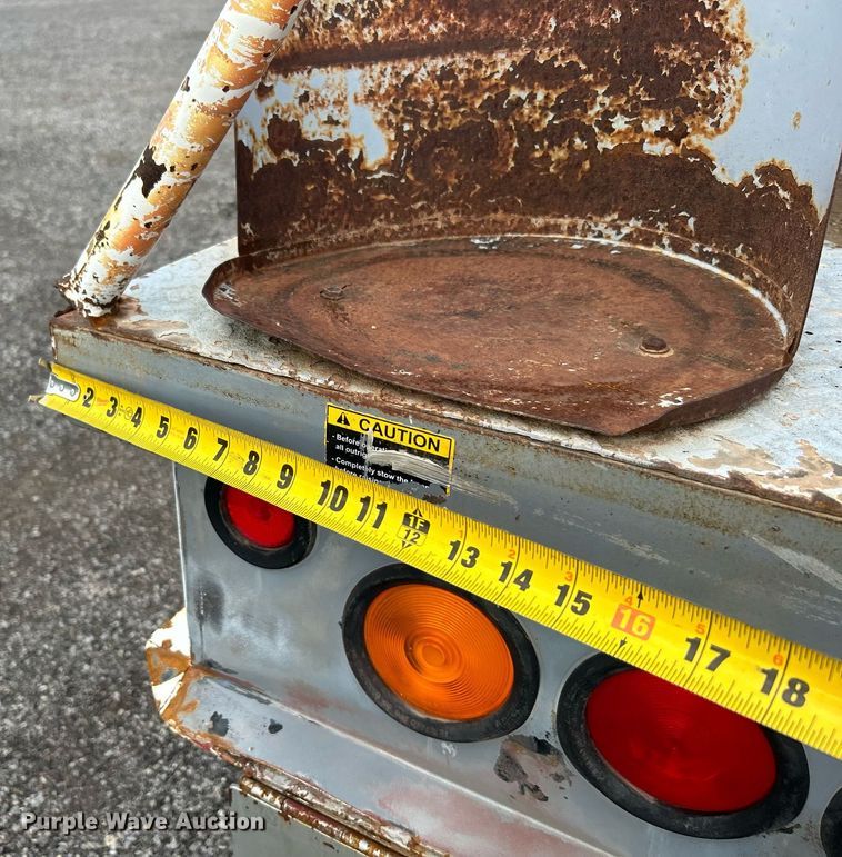 image for item LV9046 1998 International 4900  digger derrick truck