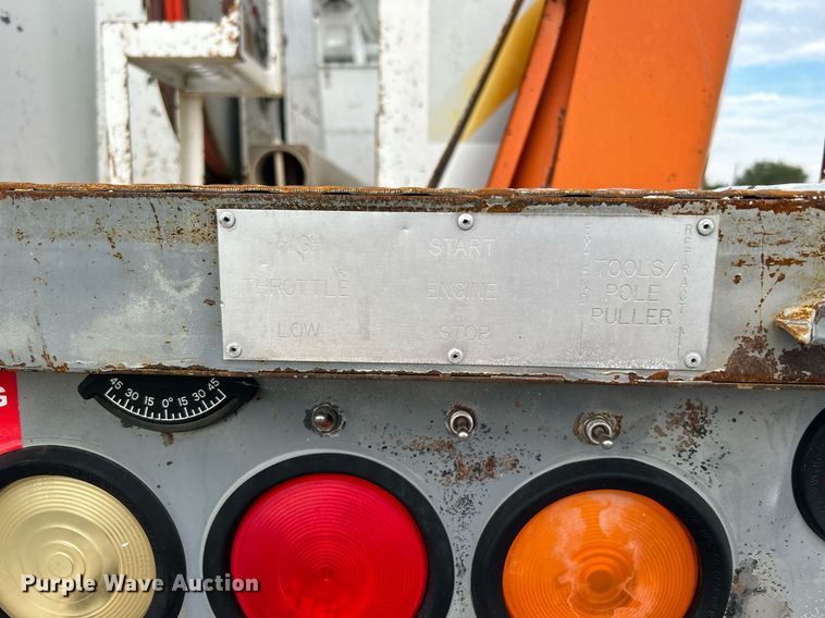 image for item LV9046 1998 International 4900  digger derrick truck