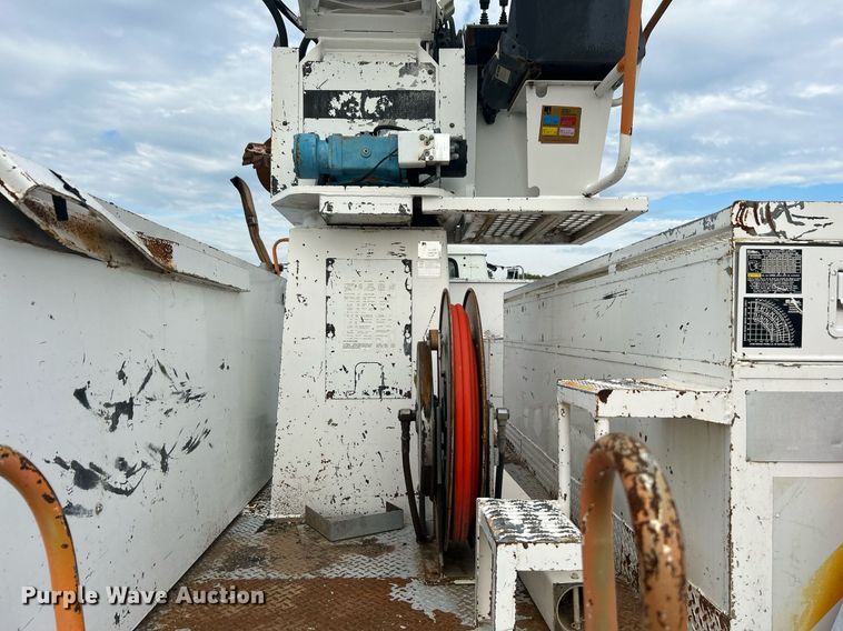 image for item LV9046 1998 International 4900  digger derrick truck