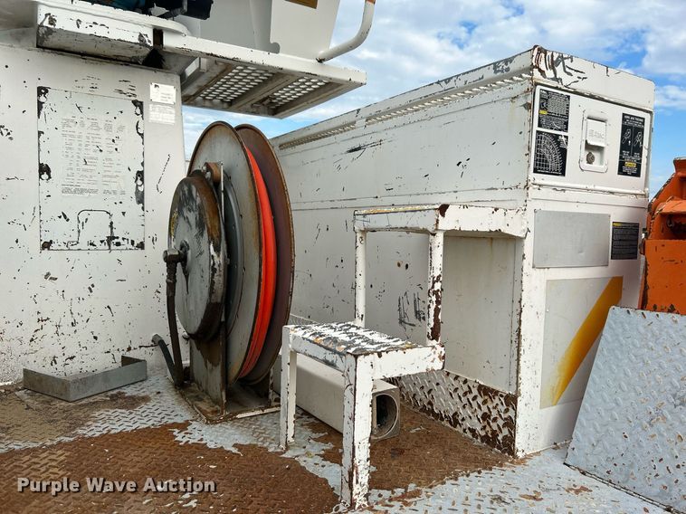 image for item LV9046 1998 International 4900  digger derrick truck