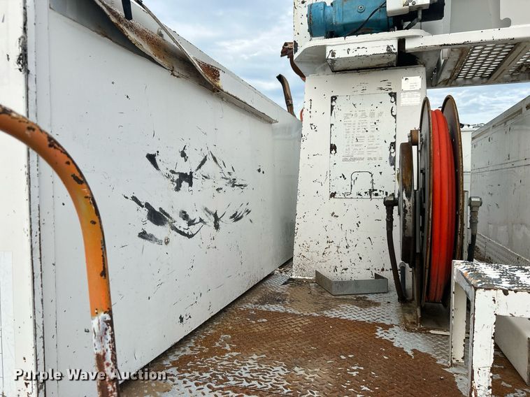 image for item LV9046 1998 International 4900  digger derrick truck