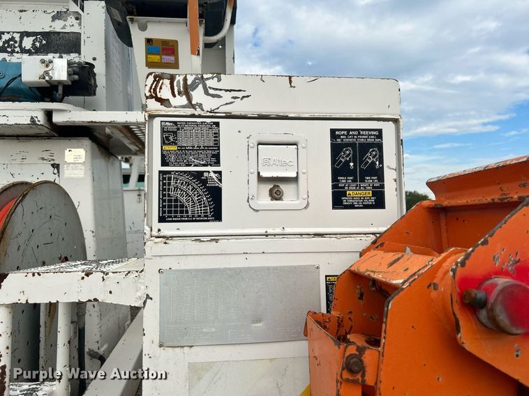 image for item LV9046 1998 International 4900  digger derrick truck