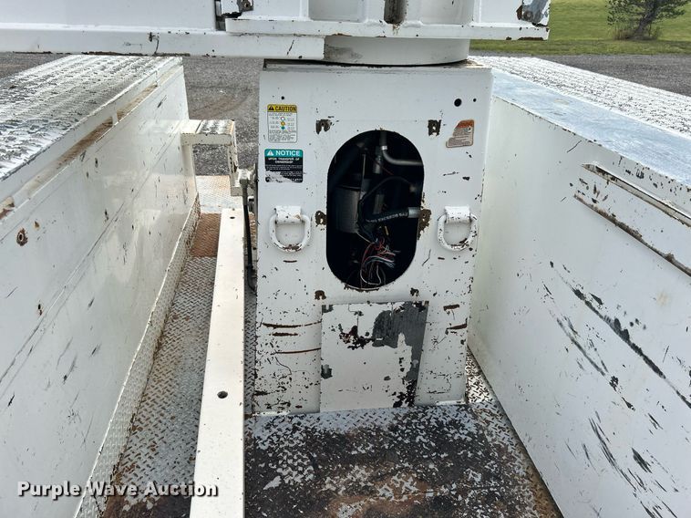 image for item LV9046 1998 International 4900  digger derrick truck